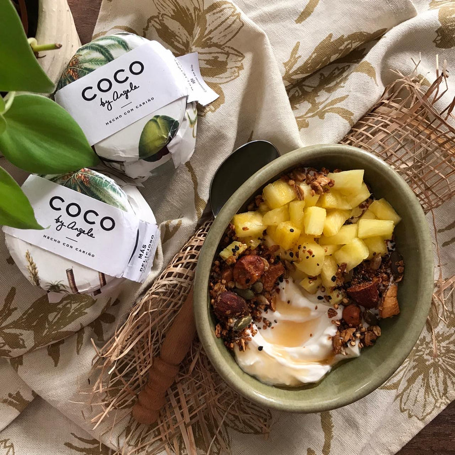 Bol de coco fermentado COCO by Angela con piña en dados, granola con frutos secos y semillas