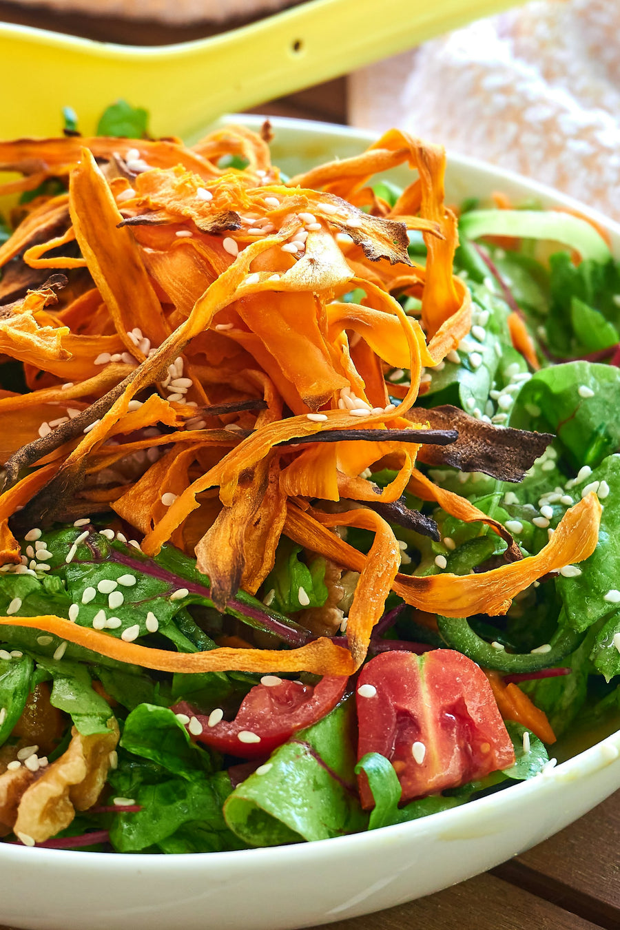 Bol de ensalada verde con zanahoria rallada y aguacate