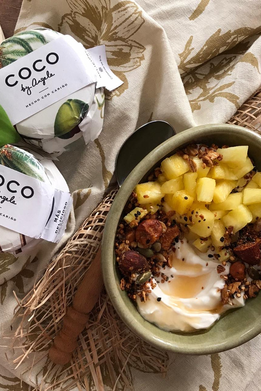 Bol de coco fermentado COCO by Angela con piña en dados, granola con frutos secos y semillas