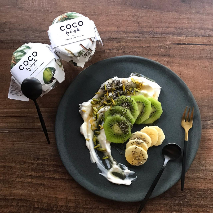 Coco fermentado COCO by Angela extendido en un plato con kiwi, plátano, pistachos y chía