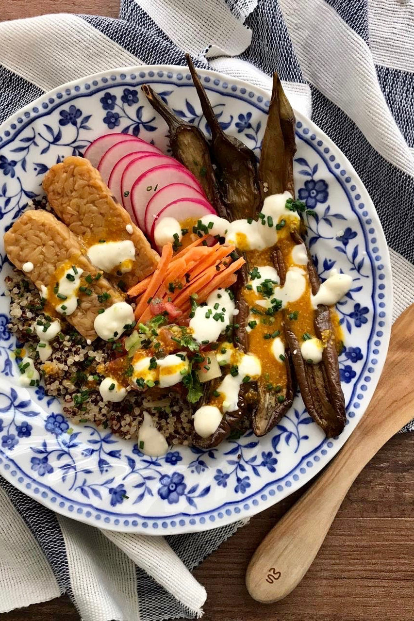 Plato de quinoa con tempeh, berenjenas asadas, rabanitos y salsa de coco fermentado COCO by Angela con cebollino