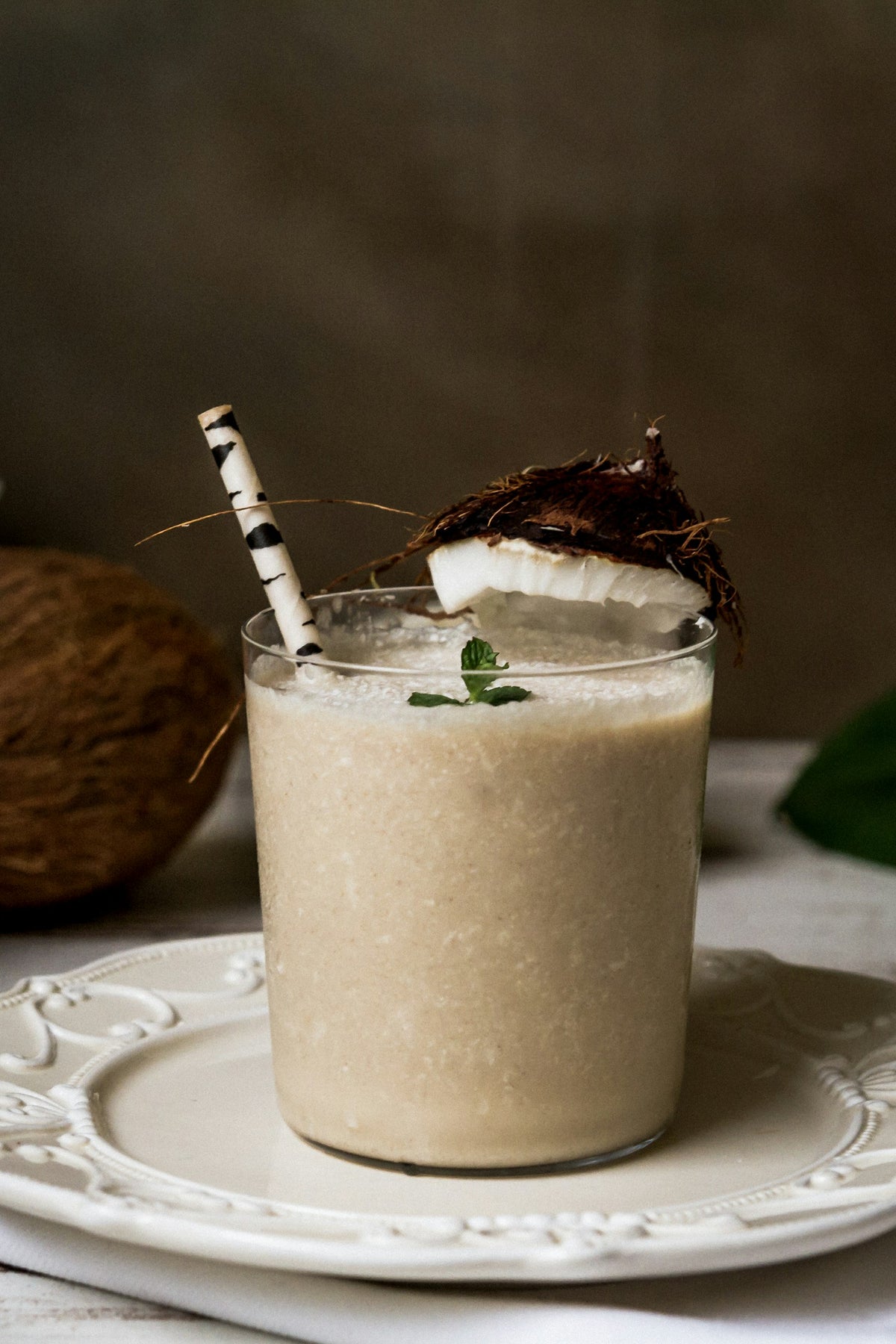 Batido cremoso servido en un vaso alto con canela