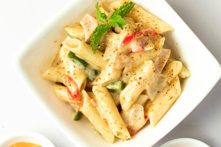 Pasta corta en salsa cremosa de tomate asado con albahaca