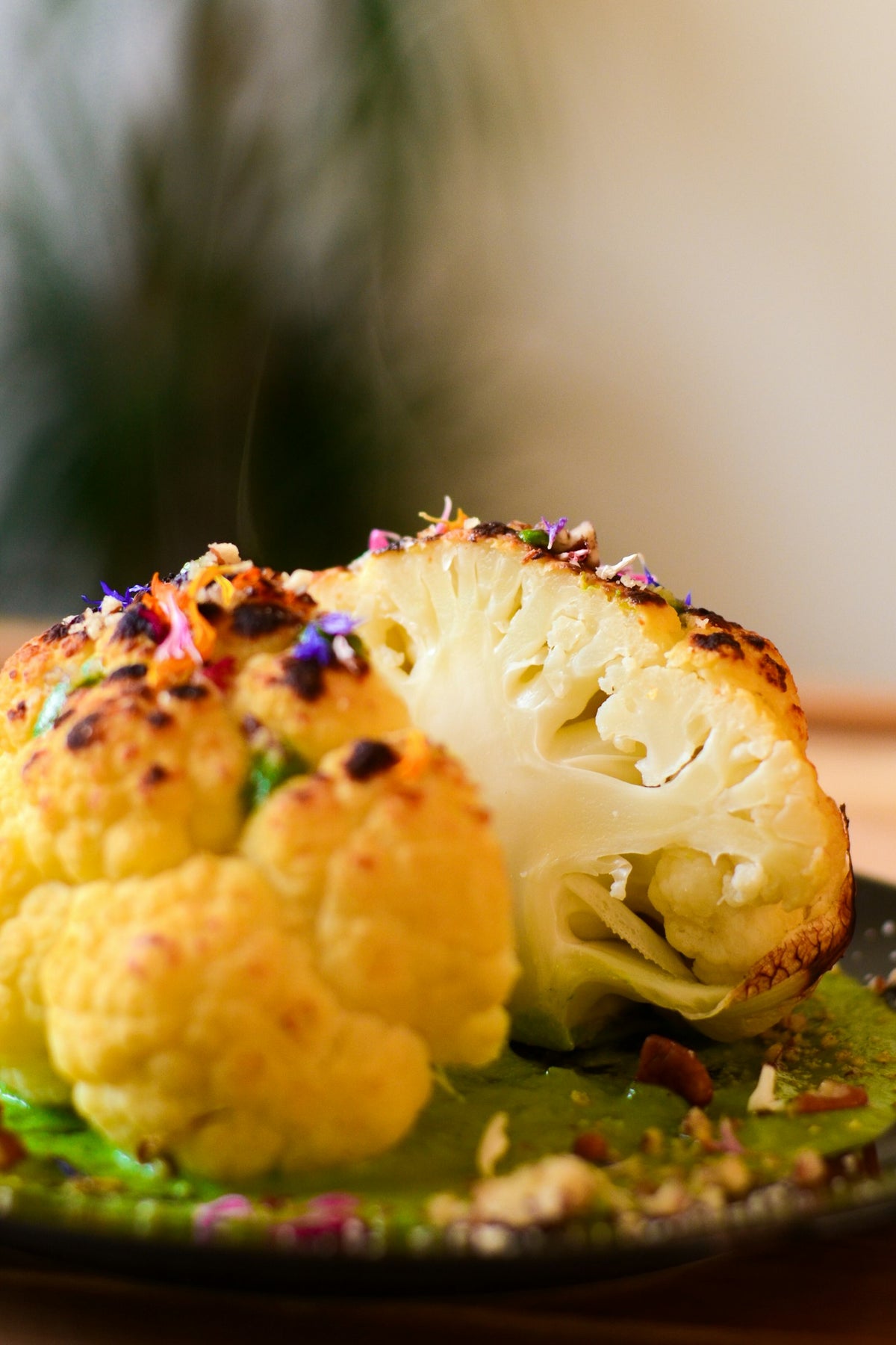 Coliflor entera asada al horno, dorada por fuera