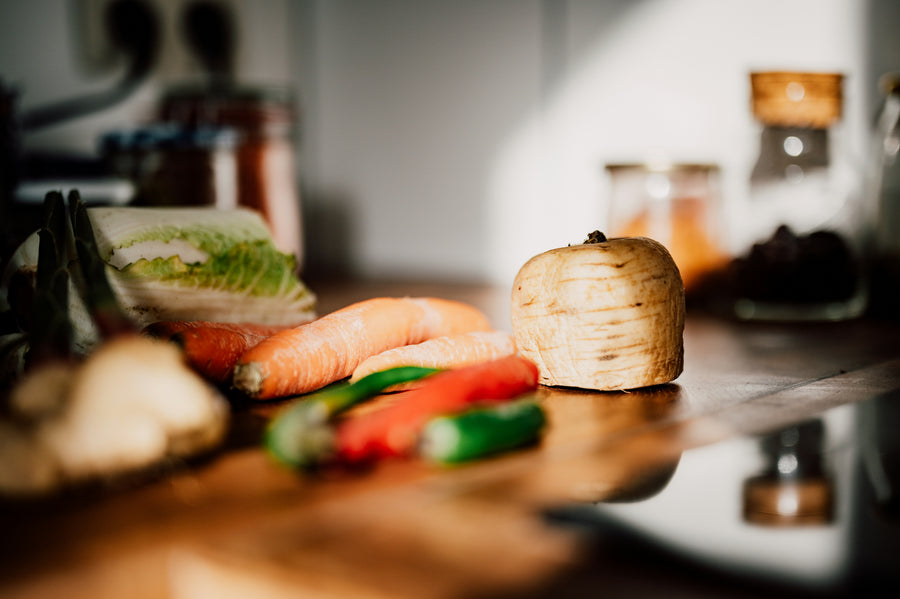 Verduras cortadas sobre una tabla de madera en una cocina