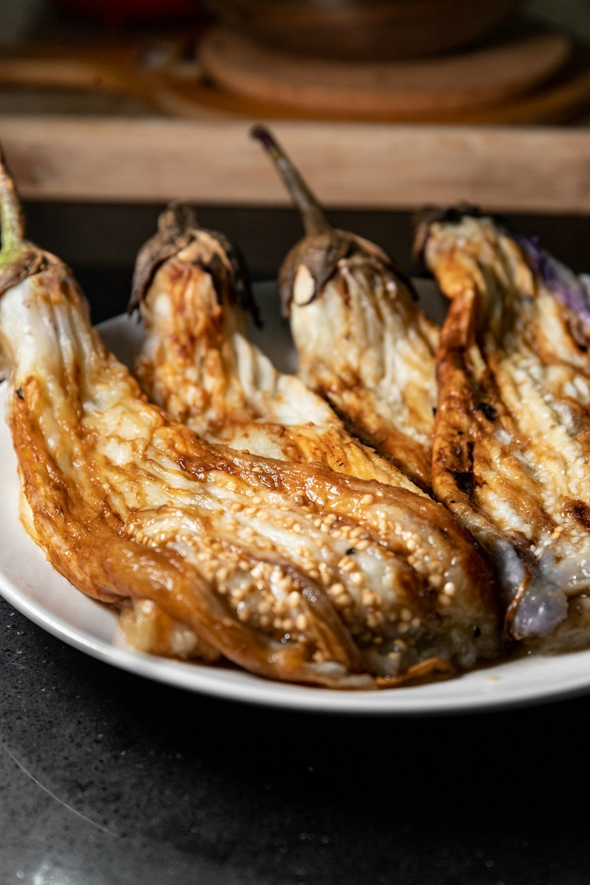 Berenjenas asadas al horno, doradas y tiernas, en un plato