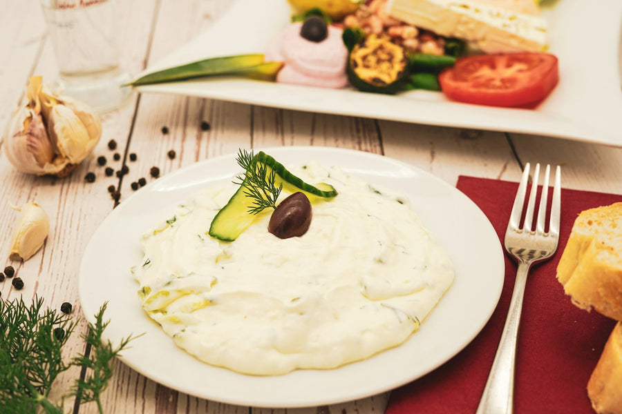 Bol de dip cremoso de pepino con menta fresca