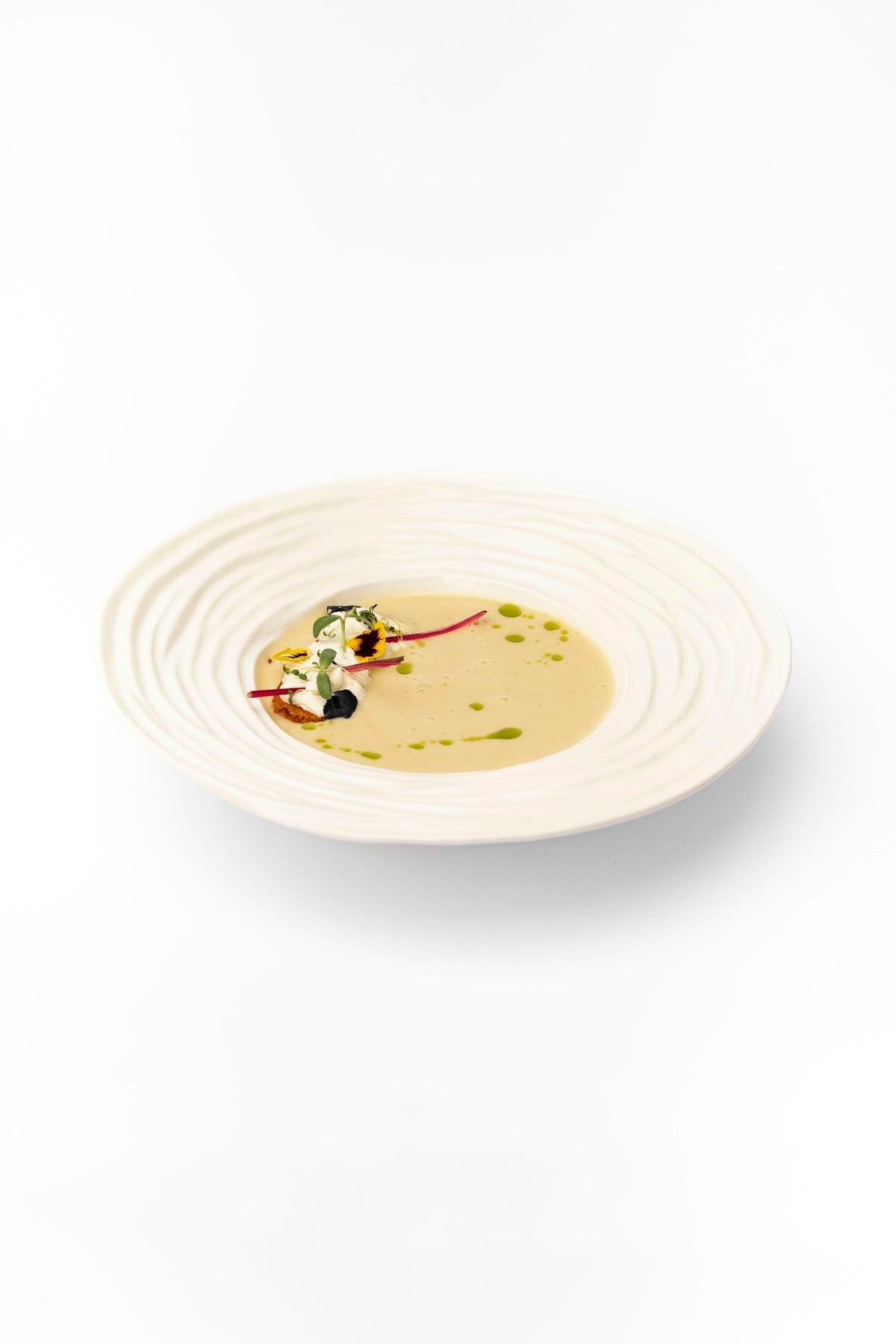Bol de crema de champiñones con un hilo de aceite y tomillo