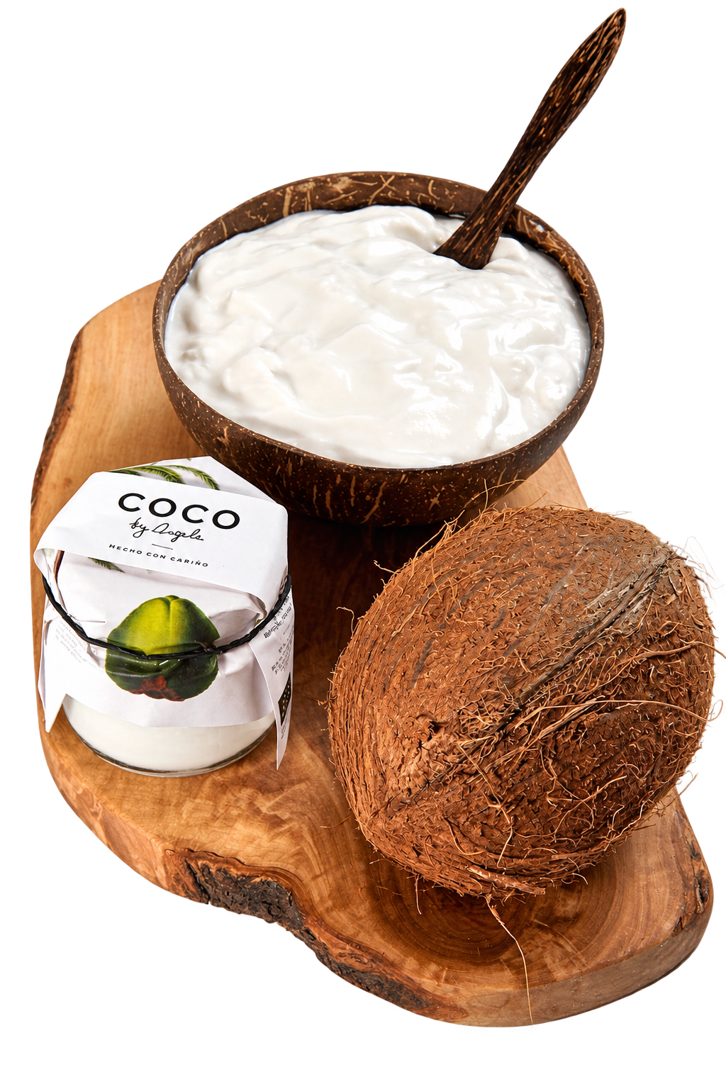 Bol de coco fermentado COCO by Angela servido en media cáscara de coco, junto a un bote y un coco entero sobre una tabla de madera