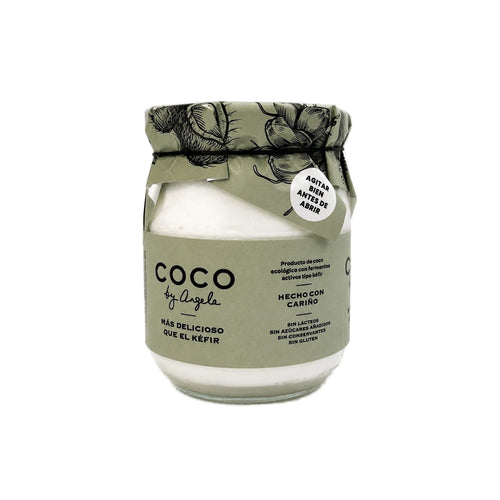 Tarro de cristal de 500 g de coco con fermentos activos tipo kéfir COCO by Angela, con etiqueta verde y papel estampado de cocos